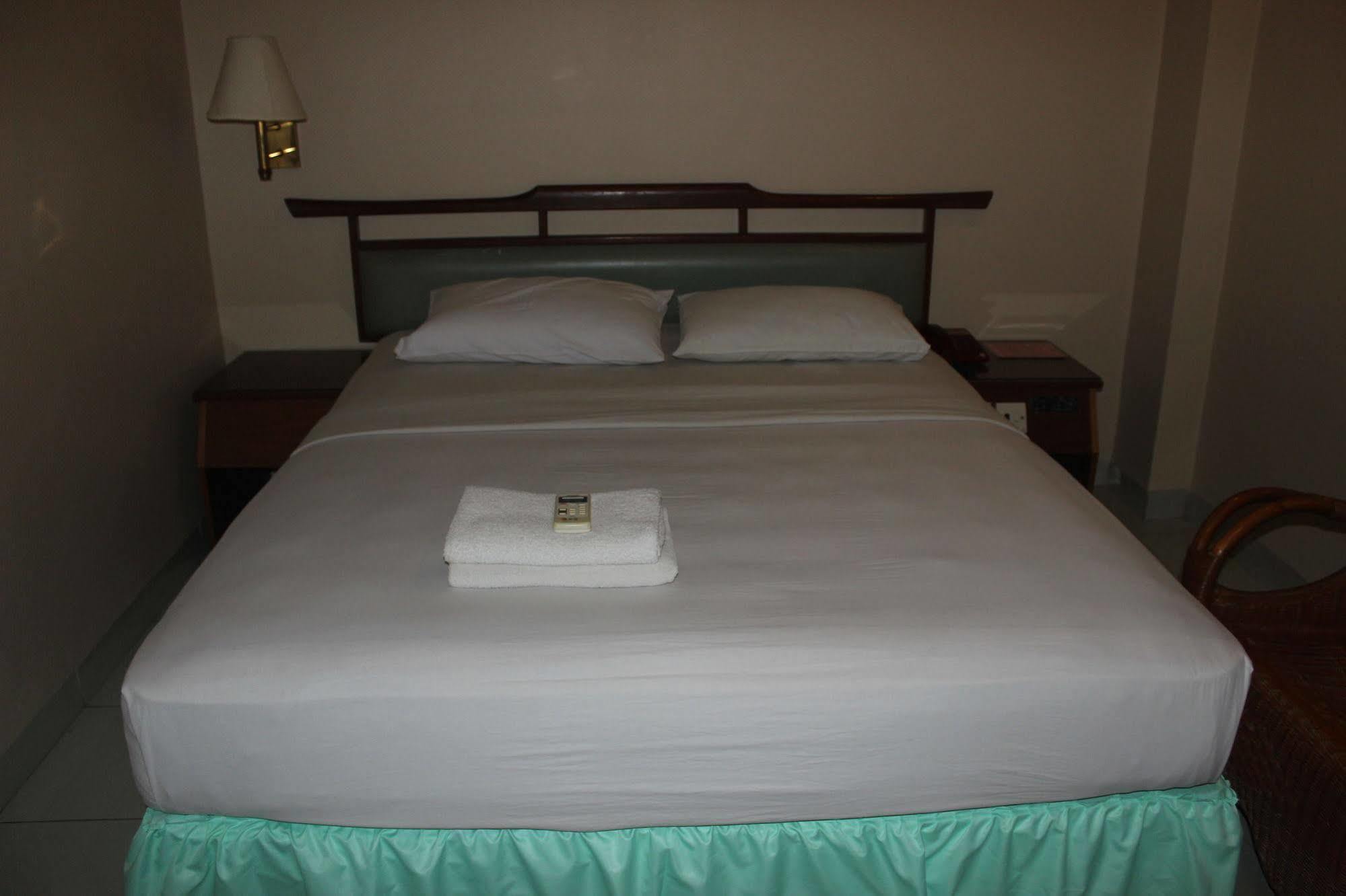 Batam Star Hotel Esterno foto